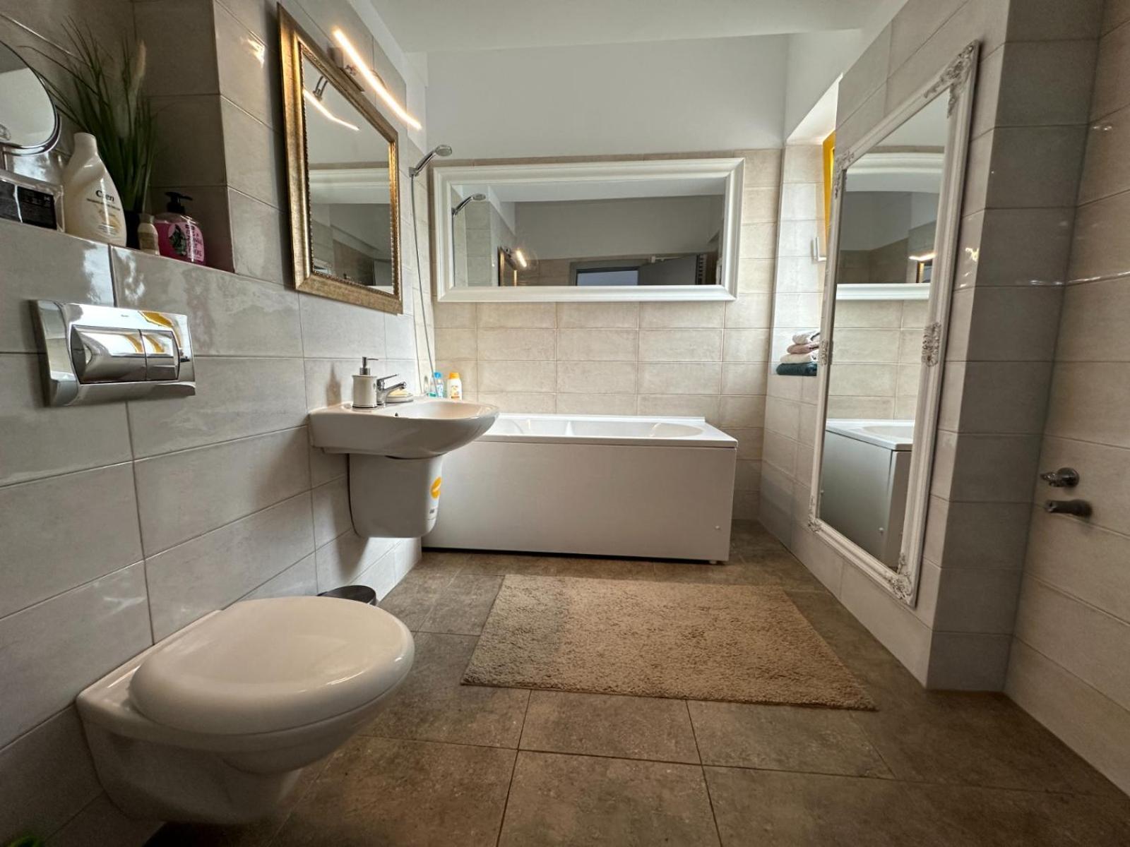 Downtown "Rendez-Vous" Luxury Apartment Bacău Екстериор снимка