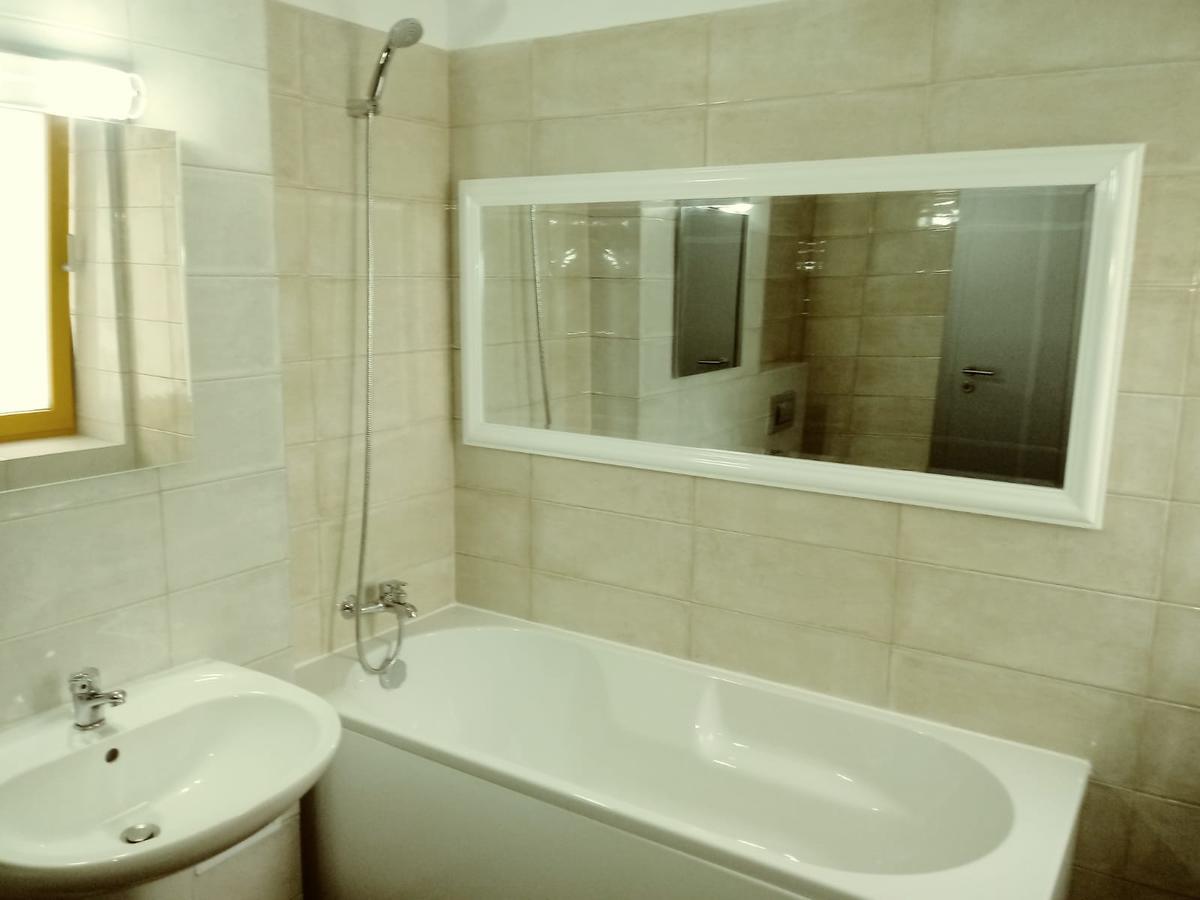 Downtown "Rendez-Vous" Luxury Apartment Bacău Екстериор снимка