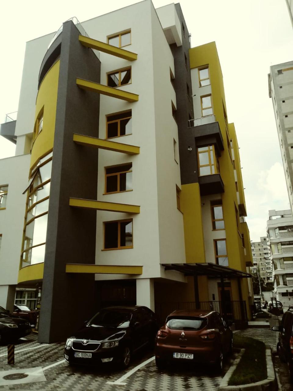 Downtown "Rendez-Vous" Luxury Apartment Bacău Екстериор снимка