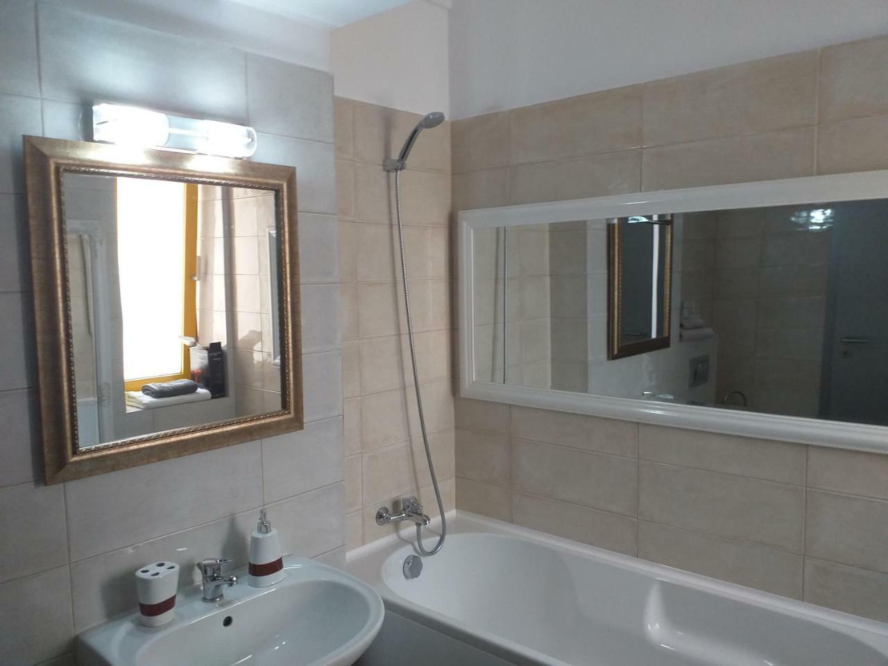 Downtown "Rendez-Vous" Luxury Apartment Bacău Екстериор снимка